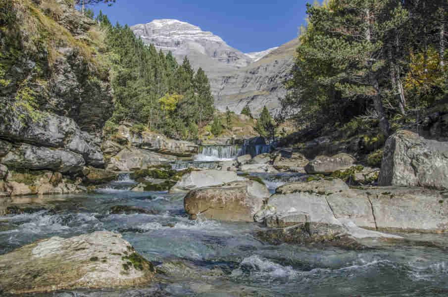 Huesca - parque nacional de Ordesa y Monte Perdido - valle de Ordesa 60 - Gradas de Soaso y rio Arazas.jpg